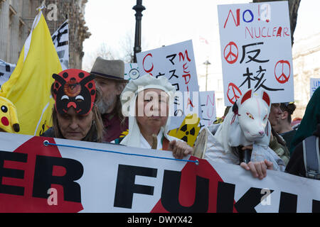 London, UK.  15. März 2014. Protest gegen die nukleare Katastrophe von Fukushima Daiichi zu erinnern. Japanischen und britischen Demonstranten forderten ein Ende der Atomkraft am 3. Jahrestag der Reaktorkatastrophe in Japan vor den Toren, Downing Street, London. Der Protest wurde von "Japanischen gegen Kernenergie" und die Kampagne für nukleare Abrüstung, CND unterstützt. Bildnachweis: Nick Savage/Alamy Live-Nachrichten Stockfoto