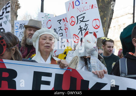 London, UK.  15. März 2014. Protest gegen die nukleare Katastrophe von Fukushima Daiichi zu erinnern. Japanischen und britischen Demonstranten forderten ein Ende der Atomkraft am 3. Jahrestag der Reaktorkatastrophe in Japan vor den Toren, Downing Street, London. Der Protest wurde von "Japanischen gegen Kernenergie" und die Kampagne für nukleare Abrüstung, CND unterstützt. Bildnachweis: Nick Savage/Alamy Live-Nachrichten Stockfoto