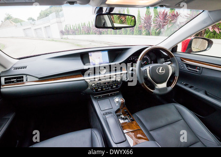 Lexus ES 250 Limousine 2013 Modell mit roter Farbe. Stockfoto