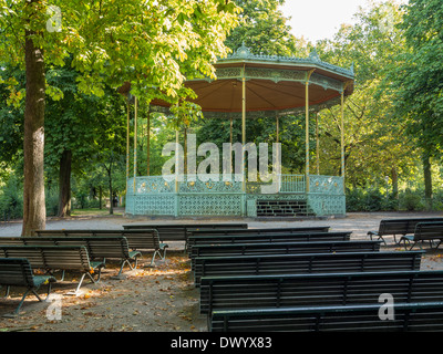 Musikpavillon und Sitzbank Sitze im Park von Brüssel, Belgien. Stockfoto