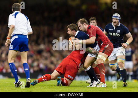 Cardiff, Wales. 15. März 2014. Schottland-Ersatz-Scrumhalf Chris CUSITER gehalten in der Bewältigung von Wales, die zweite Zeile Alun Wyn JONES während der RBS 6 Nations match zwischen Wales und Schottland bei The Millennium Stadion Credit: Action Plus Sport/Alamy Live News Stockfoto