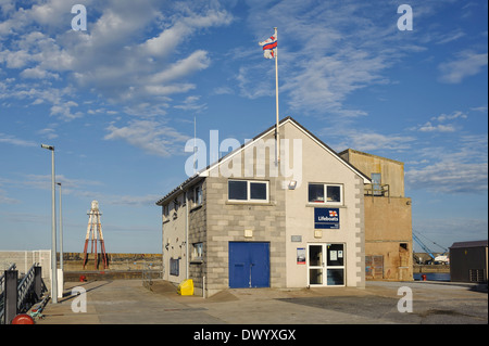 Die RNLI-Rettungsstation am Hafen in Wick, Schottland. Stockfoto