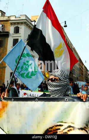 Ägyptische Kerl mit Gesicht von einem kefiah und einem ägyptischen Flagge bedeckt, während einer Demo für den Frieden in Syrien. Stockfoto