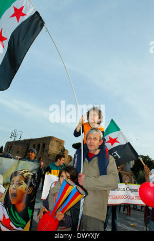 Vater und Sohn mit syrischen Flagge während einer dmo für Frieden in Syrien. Stockfoto