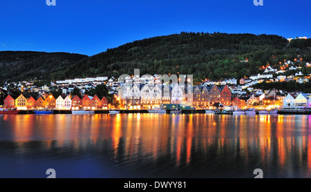 Bergen Nacht Szene Panorama mit Lichtreflexion zur blauen Stunde, Hordaland Norwegen getroffen. Stockfoto