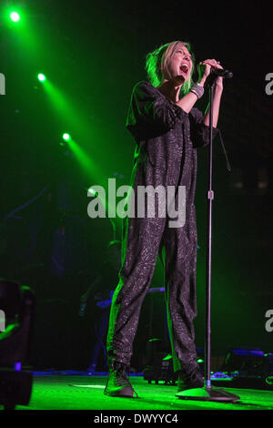 Rosemont, Illinois, USA. 13. März 2014. Sängerin AJA VOLKMAN von Nico Vega führen Sie live in der Allstate Arena in Rosemont, Illinois Credit: Daniel DeSlover/ZUMAPRESS.com/Alamy Live News Stockfoto