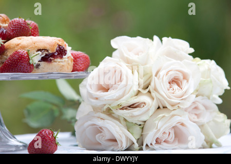 Scones mit Sahne, Marmelade und Erdbeeren auf einer Etagere Stockfoto