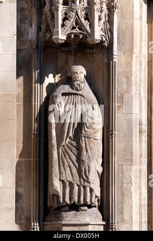 Statue auf der Westfassade des Bath Abbey, Somerset, England, Großbritannien Stockfoto