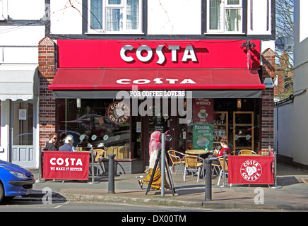 Costa Coffee-Shop in der High Street Banstead, Surrey, England. Stockfoto