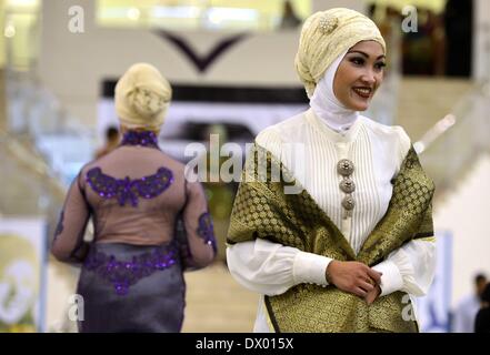 Sanaa, Jemen. 15. März 2014. Modelle zeigen jemenitische Tracht in einer Modenschau am 15. März 2014 in Sanaa, Jemen, stattfand. Das jemenitische Ministerium für Kultur statt eine Fashion-Show am Samstag, in der Hoffnung, die Tourismusindustrie in den Unruhen gebeutelte Land zu reaktivieren, durch die Einführung von Jemens faszinierende Kultur. Zwar gibt es große Auswahl an traditionellen Kleidung im Jemen, ist eine Besonderheit des jemenitischen Trachten für Frauen die Kombination von Kleid und passende Schmuck. Bildnachweis: Xinhua/Alamy Live-Nachrichten Stockfoto