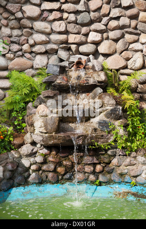 Dekorative Garten Wasserfall und Teich Stein Stockfoto