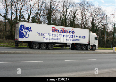 Ein Sattelschlepper Reisen entlang der A23-Straße in Coulsdon, Surrey, England Stockfoto