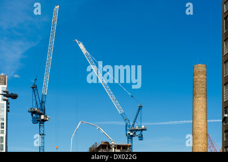 Baukräne am 30th Street und 10th Avenue, Manhattan, New York. Stockfoto