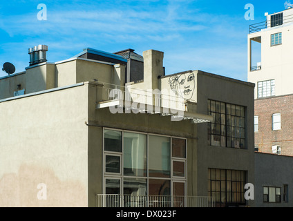 Graffiti-Fläche auf ein Gebäude von der High Line, New Yorker erhöhten Park auf einer stillgelegten Eisenbahnlinie erstellt. Stockfoto
