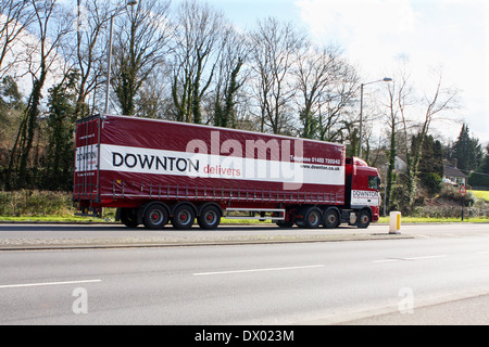 Ein LKW Reisen entlang der A23-Straße in Coulsdon, Surrey, England Stockfoto