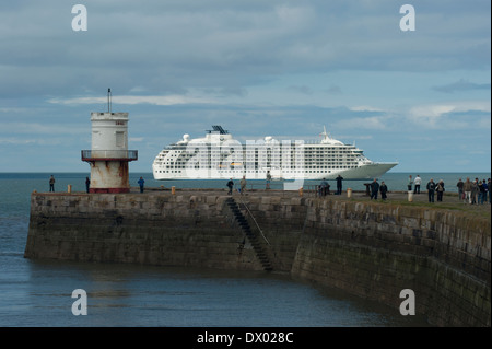 Der Luxus-Wohn-Kreuzfahrtschiff MS die Welt besuchen Whitehaven, Cumbria, England Stockfoto