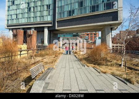 Blick auf New Yorks High Line Park, laufen unter dem Standard-Hotel zwischen der 12. und 13. Street, Manhattan. Stockfoto