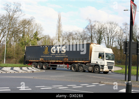 Ein Sattelschlepper Reisen rund um einen Kreisverkehr in Coulsdon, Surrey, England Stockfoto