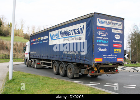 Ein Sattelschlepper Reisen rund um einen Kreisverkehr in Coulsdon, Surrey, England Stockfoto