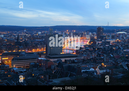 Draufsicht der Stadt Lüttich zur blauen Stunde, Landschaft Stockfoto