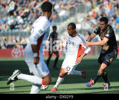 Chester, Pennsylvania, USA. 15. März 2014. Philadelphia Union AUSTIN BERRY und New England Revolution TEAL BUNBURY Kampf um die Kontrolle über den Ball beim ersten Heimspiel der Saison für die Union im PPL Park in Chester Pa Kredit statt: Ricky Fitchett/ZUMAPRESS.com/Alamy Live News Stockfoto