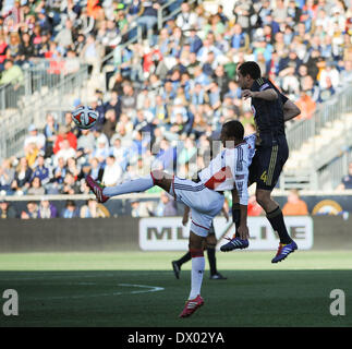 Chester, Pennsylvania, USA. 15. März 2014. Philadelphia Union AUSTIN BERRY und New England Revolution TEAL BUNBURY Kampf um die Kontrolle über den Ball beim ersten Heimspiel der Saison für die Union im PPL Park in Chester Pa Kredit statt: Ricky Fitchett/ZUMAPRESS.com/Alamy Live News Stockfoto