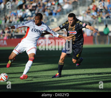 Chester, Pennsylvania, USA. 15. März 2014. Philadelphia Union AUSTIN BERRY und New England Revolution TEAL BUNBURY Kampf um die Kontrolle über den Ball beim ersten Heimspiel der Saison für die Union im PPL Park in Chester Pa Kredit statt: Ricky Fitchett/ZUMAPRESS.com/Alamy Live News Stockfoto