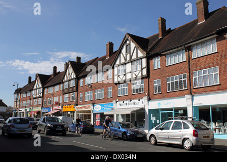 Geschäfte in der Hautpstraße Banstead, Surrey, England. Stockfoto