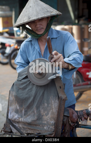 Messer Spitzer in Coolie-Hat am Markt in meiner Stadt Markt Tho Vietnam Stockfoto