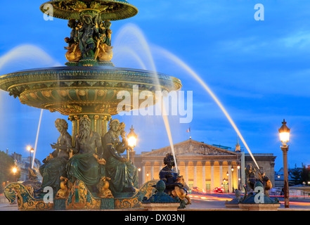 Brunnen in Place De La Concorde in der Abenddämmerung, Paris, Frankreich Stockfoto