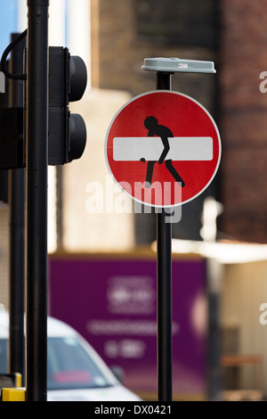 Graffiti an einem No Entry Straßenschild, Mansell Street, London, England, UK. Stockfoto