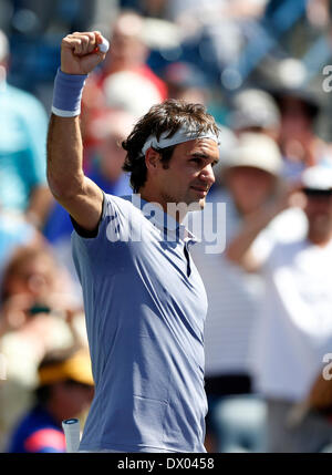 15. März 2014: Roger Federer der Schweiz anerkennt die Menge nach gewann sein Match gegen Alexandr Dolgopolov der Ukraine während der BNP Paribas Open in Indian Wells Tennis Garden in Indian Wells CA. Stockfoto