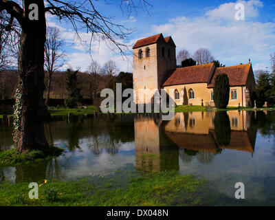 Erste Anzeichen von Frühling aber die St. Bartholomäus Kirche in Fingest, Buckinghamshire wird noch durch Hochwasser Wasser umgeben Stockfoto