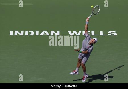 Los Angeles, Kalifornien, USA. 15. März 2014. Novak Djokovic, Serbiens, dient dazu, John Isner der USA, während ihr Halbfinale bei der BNP Paribas Open Tennisturnier, Samstag, 15. März 2014, in Indian Wells, Kalifornien. Djokovic gewann 7-5, 6-7 (2), 6: 1. Bildnachweis: Ringo Chiu/ZUMAPRESS.com/Alamy Live-Nachrichten Stockfoto