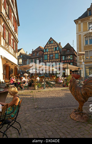 Leute sitzen im Café in Colmar, Frankreich Stockfoto