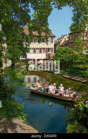 Touristen auf Boot durchquert der Fluss Lauch in Colmar, Frankreich Stockfoto