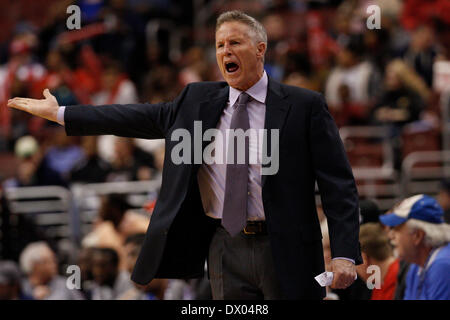 Philadelphia, Pennsylvania, USA. 15. März 2014. Philadelphia 76ers Cheftrainer Brett Brown während der NBA-Spiel zwischen den Memphis Grizzlies und die Philadelphia 76ers im Wells Fargo Center in Philadelphia, Pennsylvania reagiert. Christopher Szagola/Cal Sport Media/Alamy Live-Nachrichten Stockfoto