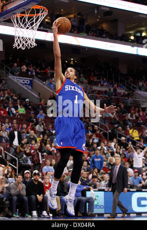 Philadelphia, Pennsylvania, USA. 15. März 2014. Philadelphia 76ers Wache Michael Carter-Williams (1) steigt für die Aufnahme in das NBA-Spiel zwischen den Memphis Grizzlies und die Philadelphia 76ers im Wells Fargo Center in Philadelphia, Pennsylvania. Christopher Szagola/Cal Sport Media/Alamy Live-Nachrichten Stockfoto