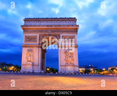Arc de Triomphe in der Abenddämmerung, Paris, Frankreich
