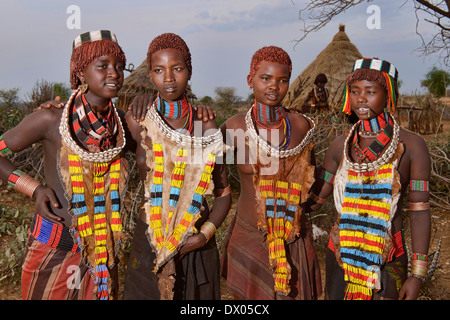 Hamer-Mädchen in ihrem Dorf in der Nähe von Turmi im Omo-Tal, Äthiopien Stockfoto