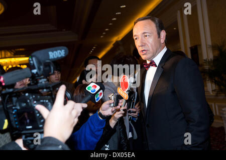 Macao, China. 15. März 2014. "House Of Cards" Stern spricht Schauspieler Kevin Spacey zu Reportern bei einem Wohltätigkeitsball in Macau, Südchina, 15. März 2014 statt. Bildnachweis: Cheong Kam Ka/Xinhua/Alamy Live-Nachrichten Stockfoto