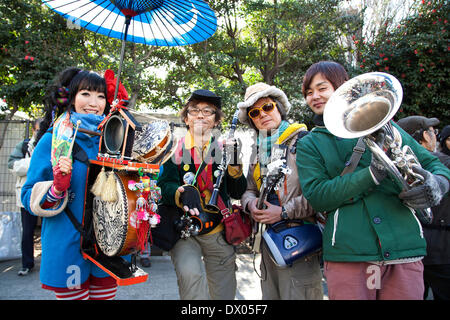 Tokyo, Japan - Anti-Atomwaffen Demonstranten Pose für Kamera bei "Sayonara Genpatsu" Rallye an die zentrale in Tokio am 15. März 2014. Der Nobelpreisträger in der Literatur, ein japanischer Autor führt Kenzaburo Oe Protest auf Fukushima Daiichi nuklearen Katastrophe 3. Geburtstag. Bildnachweis: Rodrigo Reyes Marin/AFLO/Alamy Live-Nachrichten Stockfoto