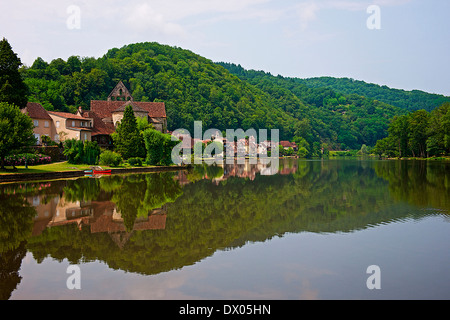 Dordogne Fluß durch Beaulieu-Sur-Dordogne, Frankreich Stockfoto