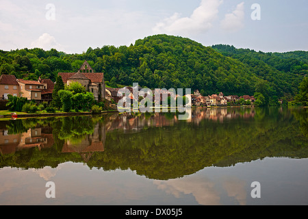 Dordogne Fluß durch Beaulieu-Sur-Dordogne, Frankreich Stockfoto