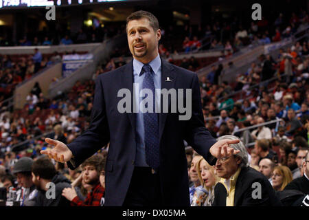 15. März 2014: Memphis Grizzlies Cheftrainer David Joerger während der NBA-Spiel zwischen den Memphis Grizzlies und die Philadelphia 76ers im Wells Fargo Center in Philadelphia, Pennsylvania reagiert. Die Memphis Grizzlies gewann 103-77. Christopher Szagola/Cal-Sport-Medien Stockfoto