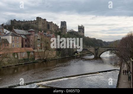 Die Stadt Durham im Winter über den Fluss Wear, North West England. Das Schloss und die Kathedrale sind sichtbar, über die Brücke. Stockfoto