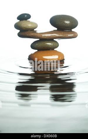 Sorgfältig ausbalancierte Steinen im Wasser Stockfoto