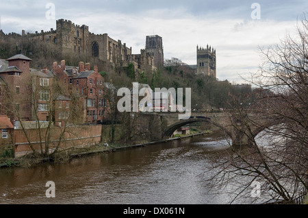 Die Stadt Durham im Winter über den Fluss Wear, North West England. Das Schloss und die Kathedrale sind sichtbar, über die Brücke. Stockfoto