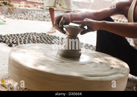 1 indische Potter Vorbereitung Töpfe Stockfoto