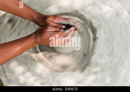 1 indische Potter Vorbereitung Töpfe Stockfoto